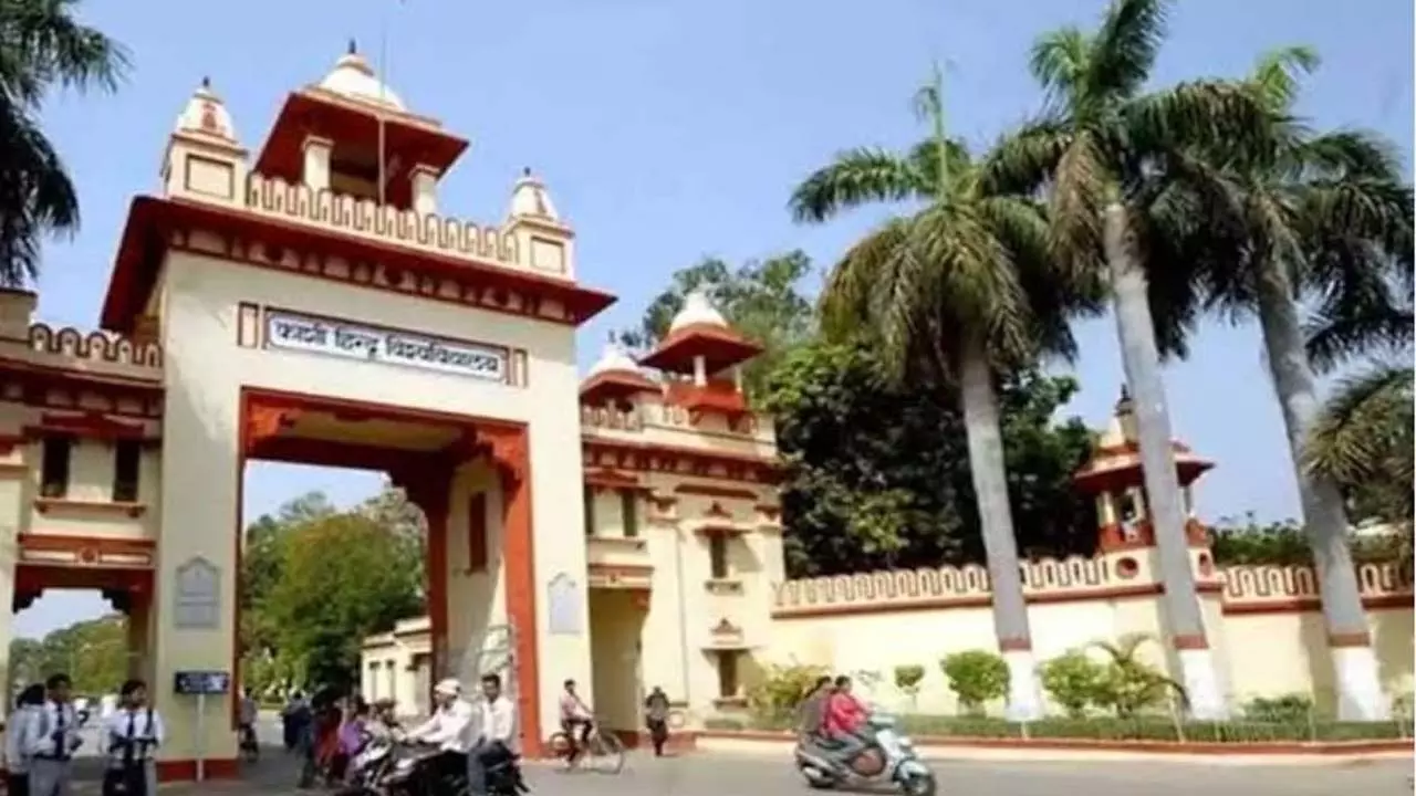 Varanasi News: वाराणसी: बीएचयू ने फर्जी व्हाट्सएप संदेशों से सावधान रहने की अपील की, छात्रों को दी चेतावनी