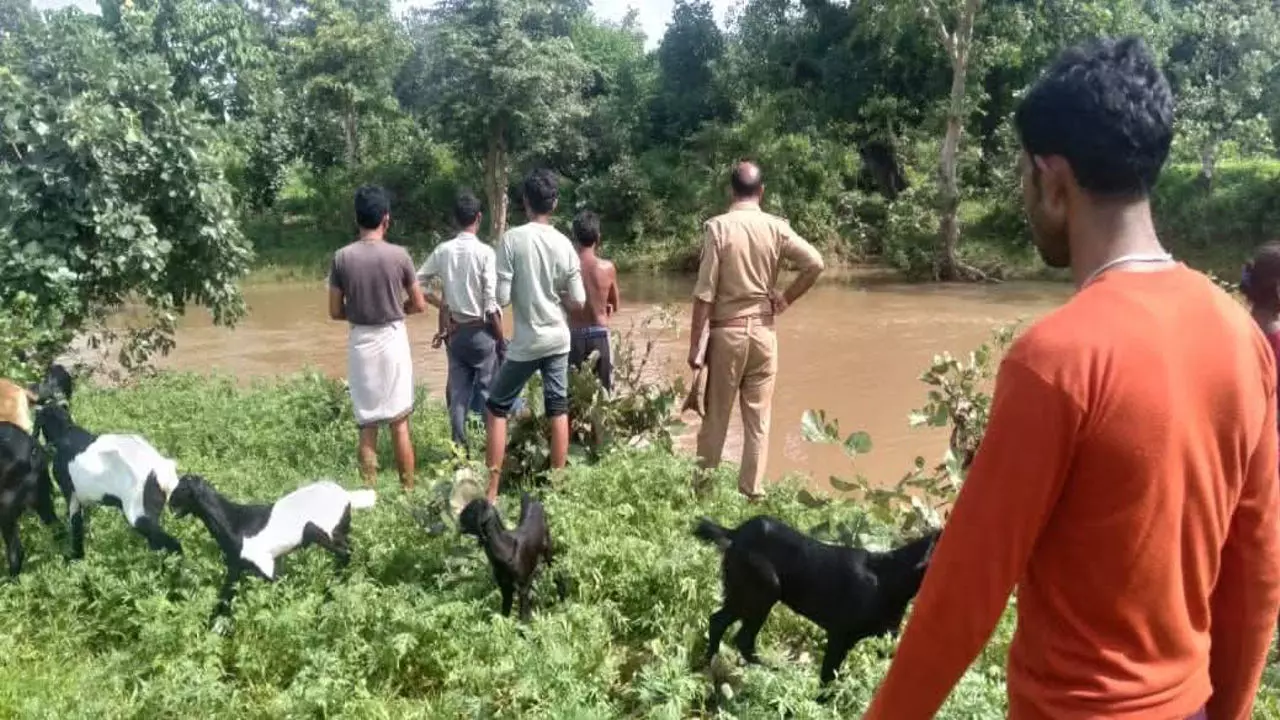 Chitrakoot News: चेकडैम में नहाते समय आठ वर्षीय बच्ची डूबी, तलाश जारी