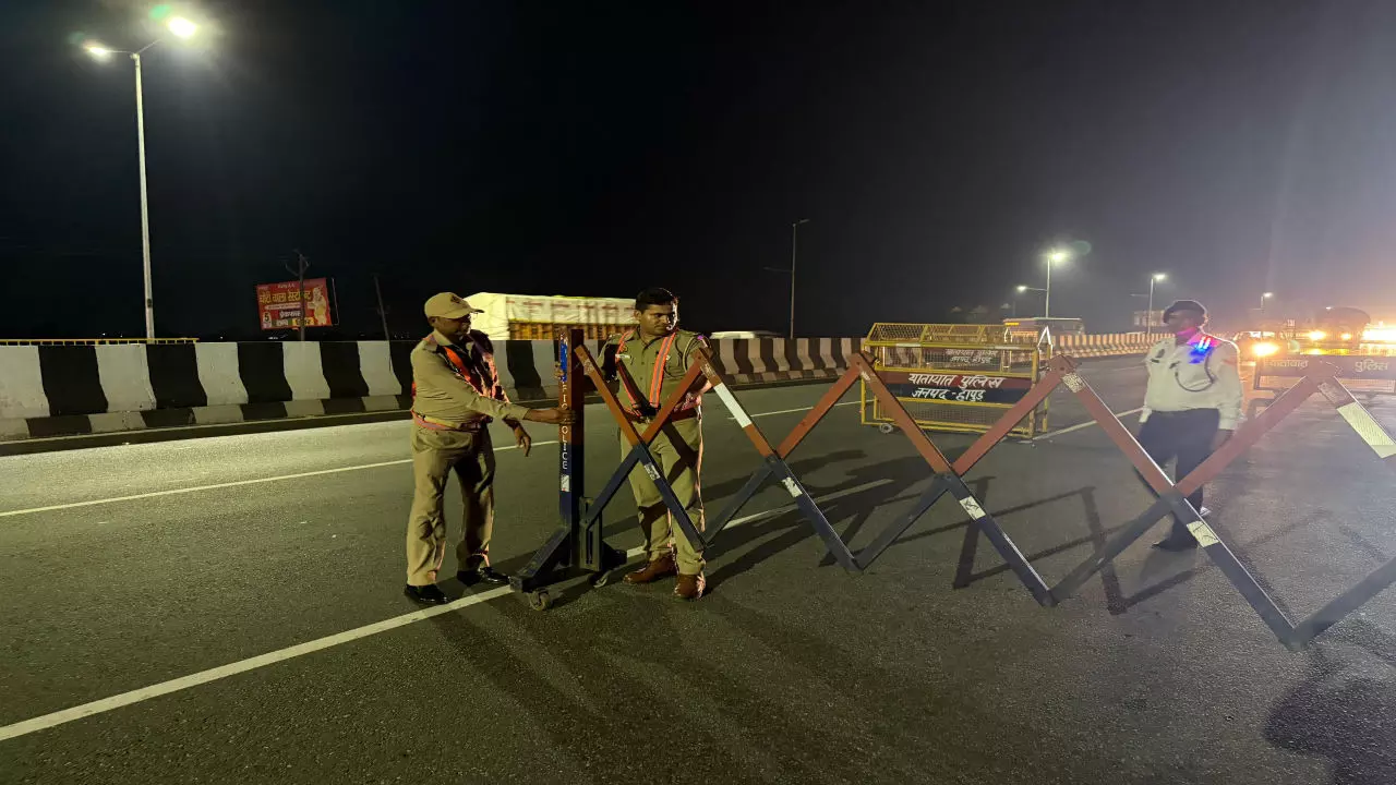 Hapur News: कांवड़ यात्रा को लेकर हापुड़ में यातायात प्रभारी उतरे सड़कों पर, व्यवस्थाओं का लिया जायजा