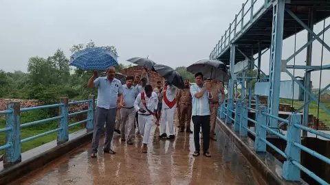 Chitrakoot News: लबालब भर गए बांध, ओवरफ्लो की संभावना से प्रशासन ने खुलवाया गेट Chitrakoot News: लबालब भर गए बांध, ओवरफ्लो की संभावना से प्रशासन ने खुलवाया गेट