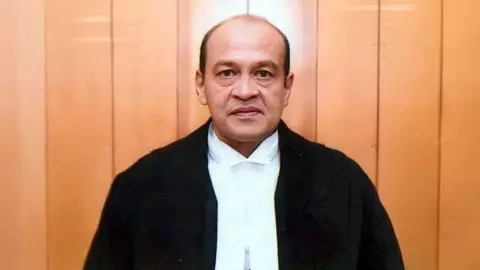 जज के घर से जली हुई नोटों की गंध अब सुप्रीम कोर्ट तक पहुंची! यशवंत वर्मा केस में नया धमाका, महाभियोग को किया चैलेंज जज के घर से जली हुई नोटों की गंध अब सुप्रीम कोर्ट तक पहुंची! यशवंत वर्मा केस में नया धमाका, महाभियोग को किया चैलेंज