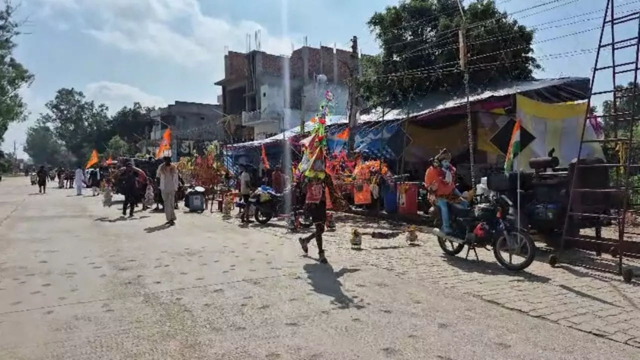 Baghpat News: बागपत पुलिस बनी शिवभक्तों की ढाल, श्रद्धा के सफर में साया बनी यूपी पुलिस