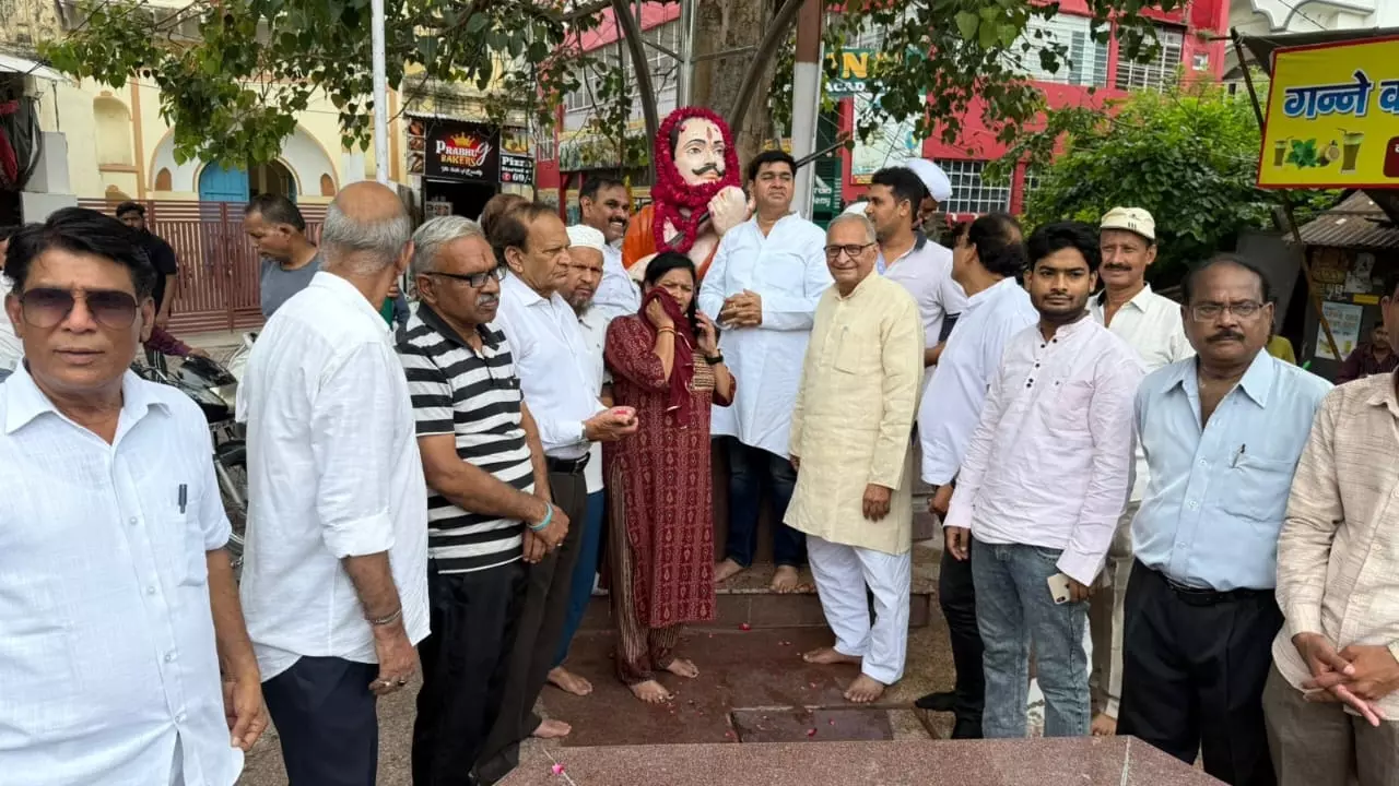 Meerut News: शहीद मंगल पांडे की जयंती पर कांग्रेस ने दी श्रद्धांजलि, कहा—उनकी चिंगारी ने आज़ादी की मशाल जलाई