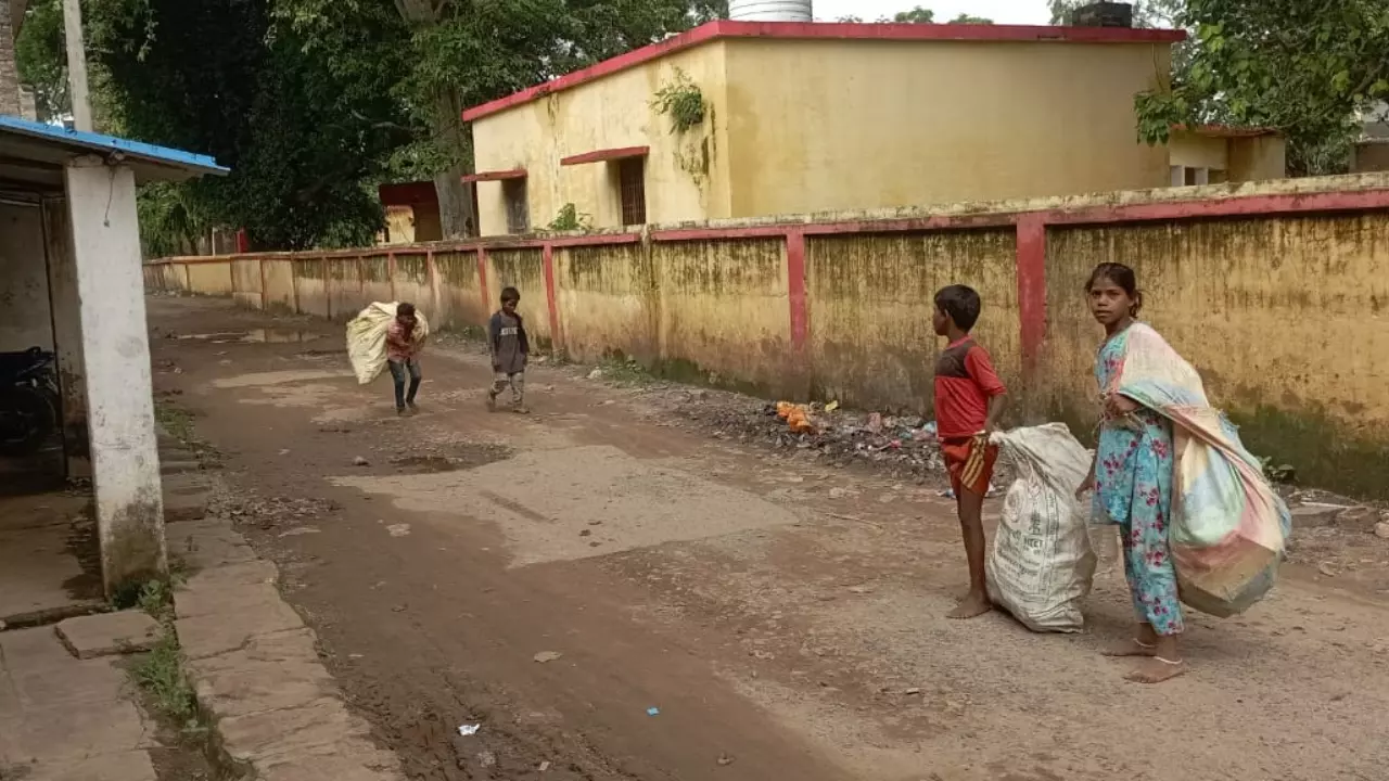 Chandauli News: विकास के कूड़े में दबा बचपन: सपनों की जगह बोरे, किताबों की जगह कबाड़