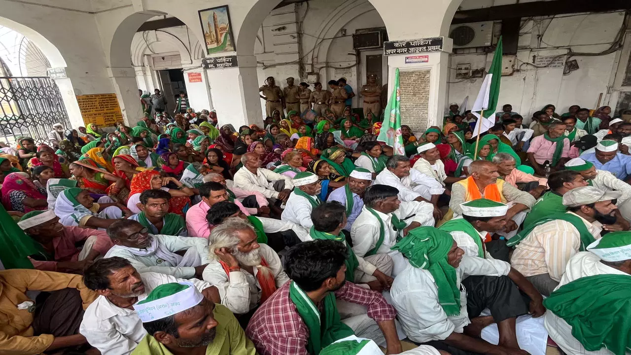Lucknow News: नगर निगम मुख्यालय पर किसानों प्रदर्शन, बोले समस्याओं को नहीं सुनता प्रशासन, नाले में डूबकर मरे सुरेश के परिवार को मुआवजा की मांग