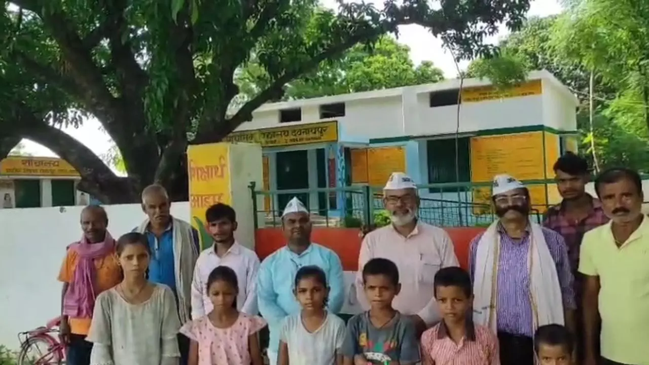 Varanasi News: विद्यालय बचाओ अभियान के तहत चौपाल एवं संवाद कार्यक्रम संपन्न