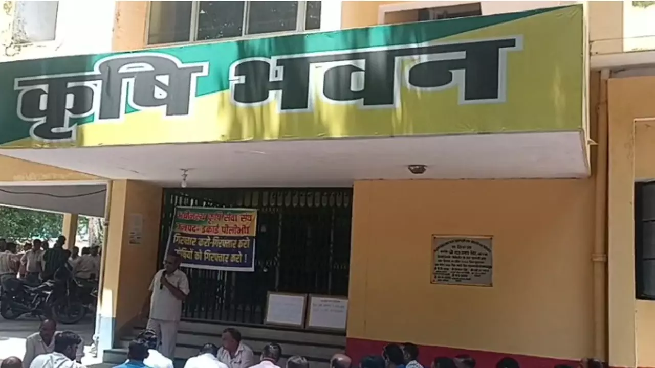 Pilibhit News: कृषि भवन कार्यालय के कर्मचारियों की कलम बंद हड़ताल जारी