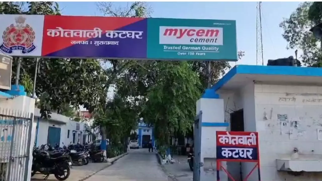 Moradabad News: नहाते समय युवती का न्यूड वीडियो बनाते पकड़ा गया युवक, फिर..