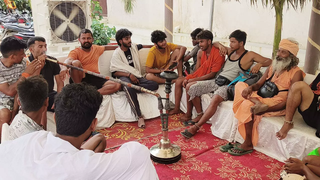 Baghpat News: स्टेटस सिंबल बना हुक्का: हुक्का गुड़गुड़ाते नजर आ रहे कांवड़िये
