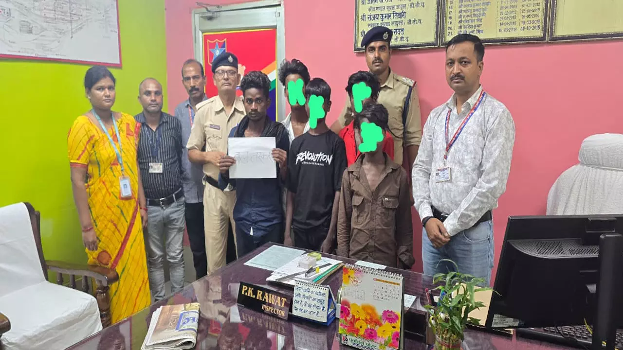 Chandauli News: आरपीएफ की बड़ी कार्रवाई, ट्रेन से चार नाबालिग बच्चों का रेस्क्यू; एक अभियुक्त गिरफ्तार