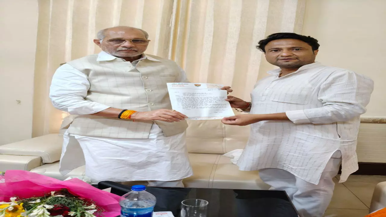 Meerut News: गौशाला में गायों की मौत पर आक्रोश, भाजयुमो नेता अंकित चौधरी ने मंत्री धर्मपाल सिंह से की मुलाकात