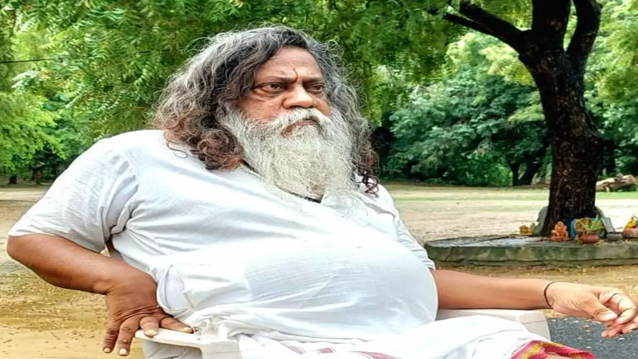 Siddharthnagar News: बागेश्वरी धाम के पुजारी की संदिग्ध हालात में गोली लगने से मौत, पुलिस जांच में जुटी Siddharthnagar News: बागेश्वरी धाम के पुजारी की संदिग्ध हालात में गोली लगने से मौत, पुलिस जांच में जुटी