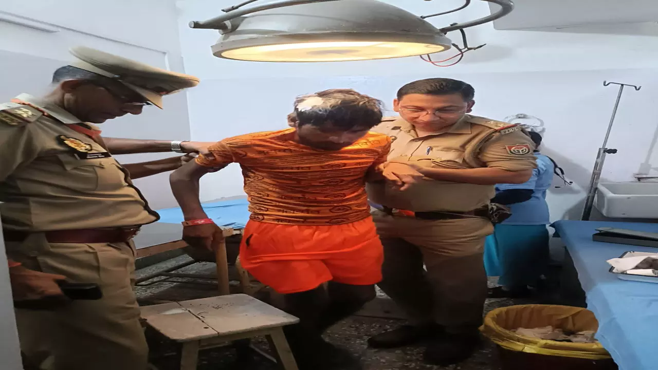 Hapur News: आवास विकास कॉलोनी में चक्कर खाकर गिरा कांवड़िया, सिर में लगी चोट, पुलिस ने पहुंचाया अस्पताल