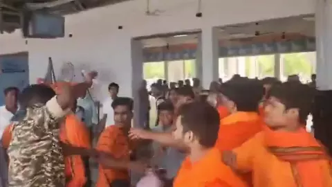 Mirzapur News: मिर्जापुर रेलवे स्टेशन पर वर्दीधारी जवान से कांवड़ियों ने की मारपीट, वीडियो वायरल
