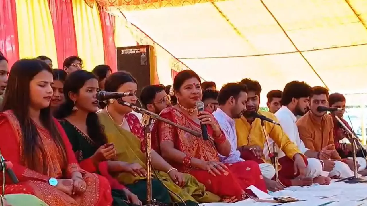 Chadauli News: वनांचल में कजरी पद्मश्री मालिनी अवस्थी ने बांधा समां