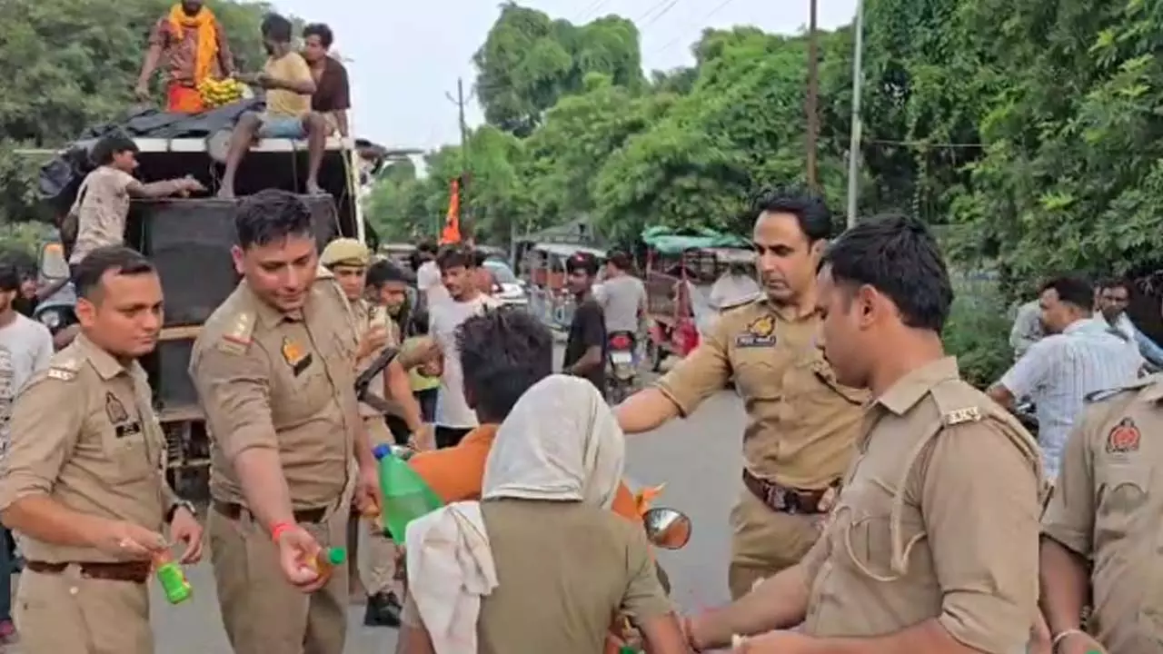 Sambhal News: कांवड़ियों की सेवा में जुटे सीओ अनुज चौधरी: पुष्पवर्षा कर दिखाया मानवीय चेहरा, इंस्पेक्टर ने की पैरों की मालिश