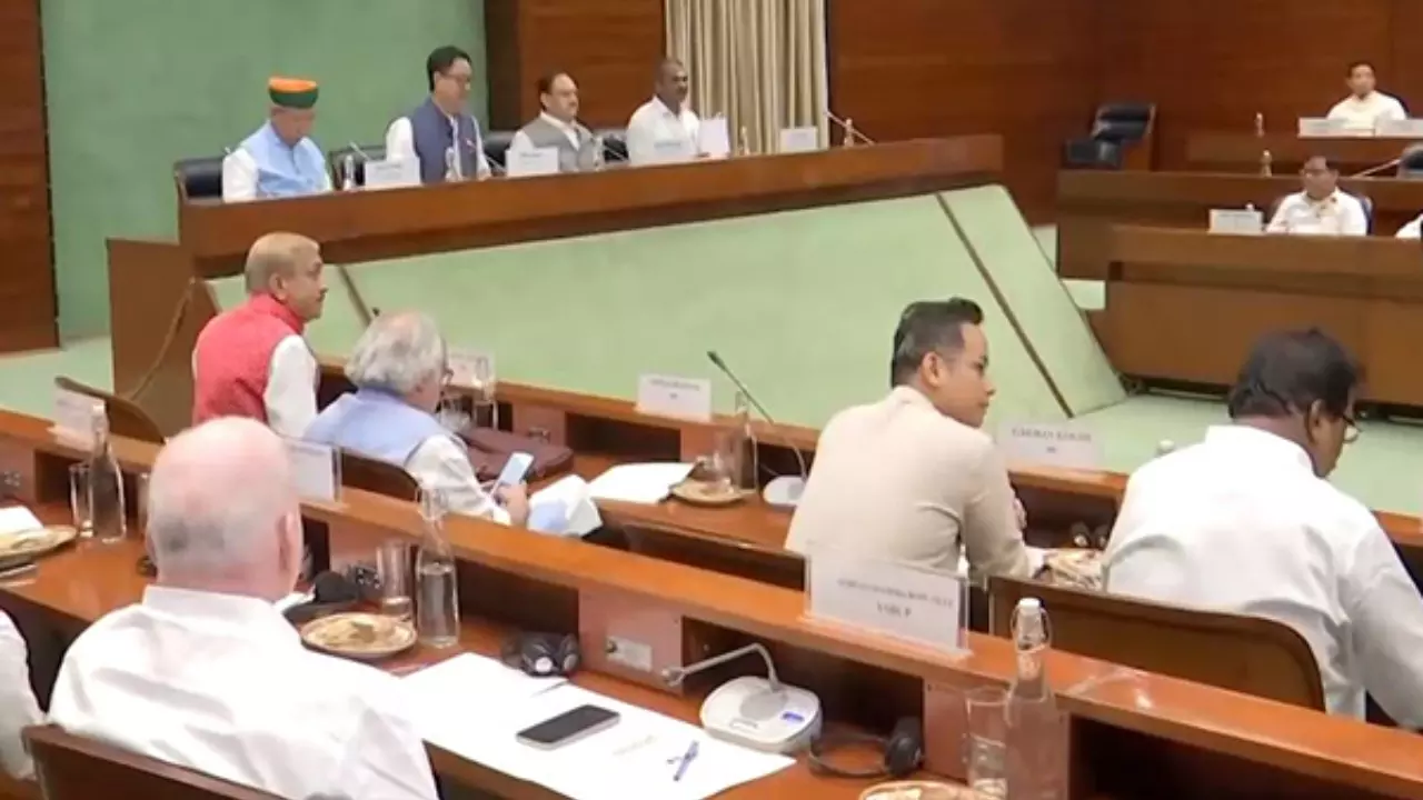 All-Party Meeting: मानसून सत्र शुरू होने से पहले हुई सर्वदलीय बैठक, पक्ष-विपक्ष के बीच समन्वय बनाने की कोशिश