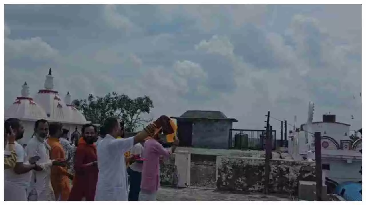 Baghpat News: मुख्यमंत्री योगी आदित्यनाथ ने बागपत में किया हवाई सर्वेक्षण, पुरामहादेव मंदिर पर पुष्पवर्षा कर कावड़ियों का बढ़ाया मनोबल
