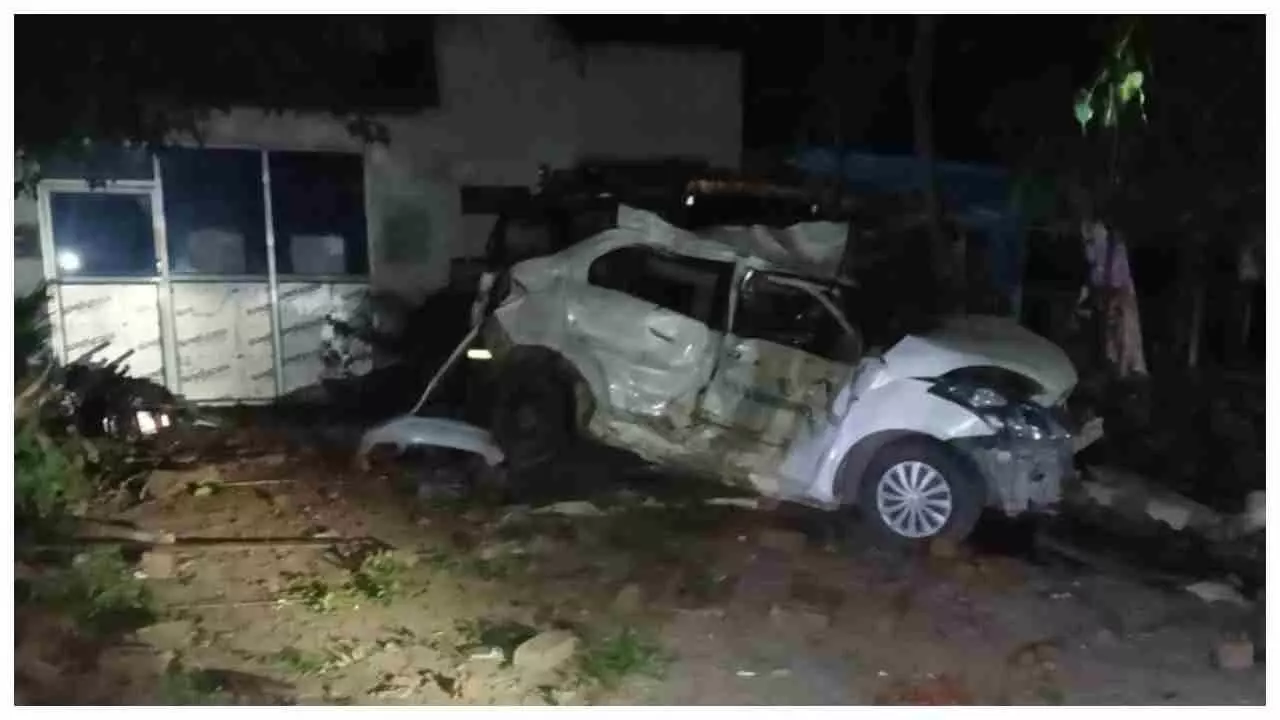 Hardoi News: अनियंत्रित ट्रक पुलिस चौकी में घुसा, बाल-बाल बचे पुलिस कर्मी, वाहनो को पहुँचा नुक़सान