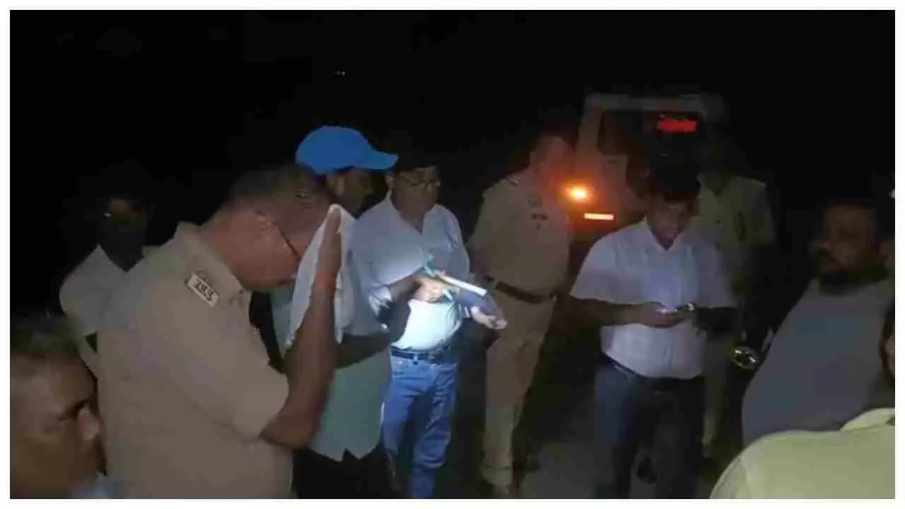 Hardoi News: तेज रफ्तार परिवहन निगम की बस ने भैंसों को मारी टक्कर,तीन भैंसो की मौके पर मौत, ग्रामीणों ने किया प्रदर्शन