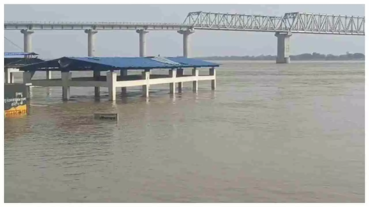 Chandauli News: गंगा का रौद्र रूप बना ग्रामीणों के लिए मुसीबत,48 घंटे में रिकॉर्ड तोड़ बढ़ोत्तरी