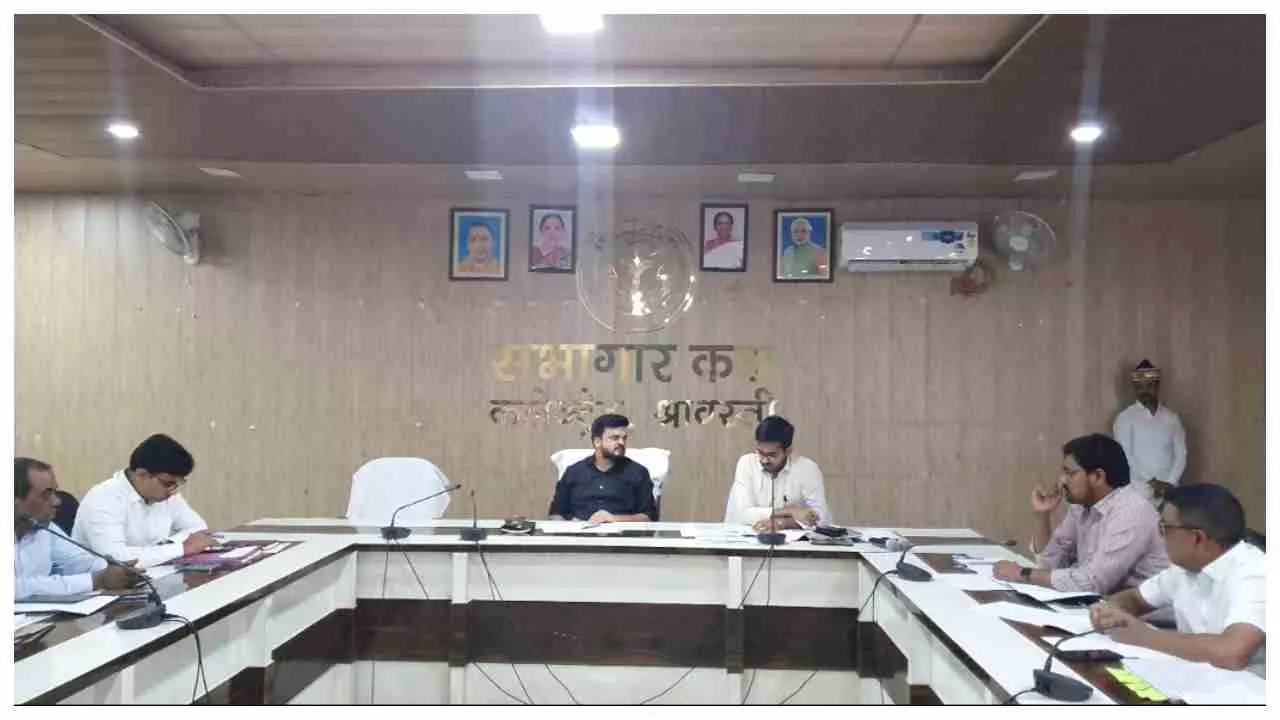 Shravasti News: सीएम डैशबोर्ड पर खराब रैंकिंग वाले अधिकारियों को डीएम की फटकार, 3 का वेतन कटा