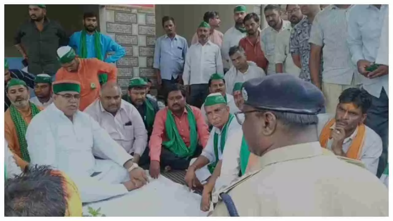 Mathura News: रेलवे भूमि अधिग्रहण के खिलाफ किसानों का प्रदर्शन जारी, भाकियू ने किया बड़ा ऐलान