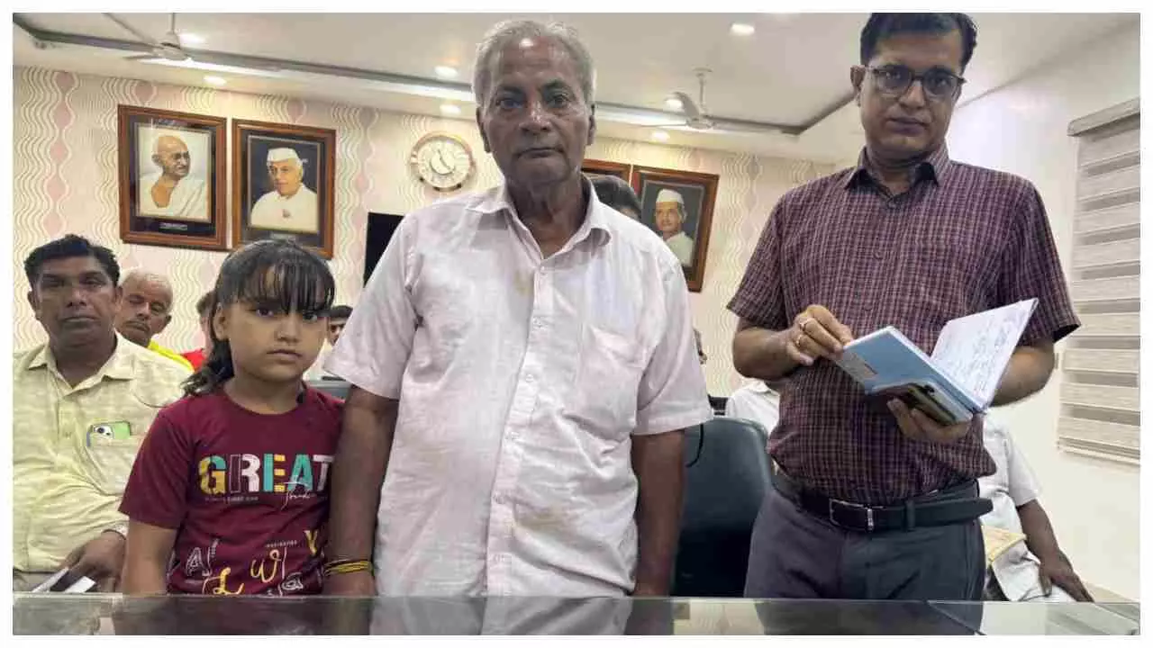 Kanpur News: जिसे पिता ने ठुकराया, उसे प्रशासन ने अपनाया - नन्हीं कशिश को मिला मां का घर