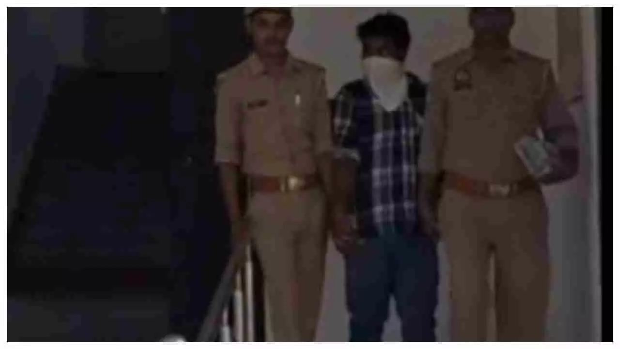 Chandauli News: मोटरसाइकिल पर छूट के नाम पर ठगी करने वाला गिरोह का सदस्य गिरफ्तार
