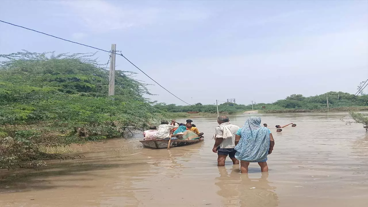 flooding in Maudha continues to plague, no relief even after 72 hours; Lunch packets distributed overnight