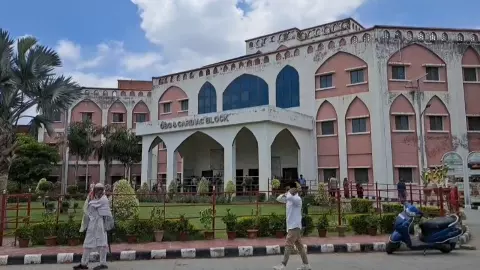 Aligarh News: हिंदू कर्मचारी के तिलक पर टिप्पणी से AMU में विवाद, कहा - टीका मेरा धर्म, मेरा मजहब Aligarh News: हिंदू कर्मचारी के तिलक पर टिप्पणी से AMU में विवाद, कहा - टीका मेरा धर्म, मेरा मजहब