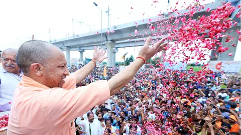 UP News: मेरठ में सीएम योगी की फूलों की बारिश, कहा-भक्ति में बाधा डालने वालों को नहीं मिलेगी रियायत