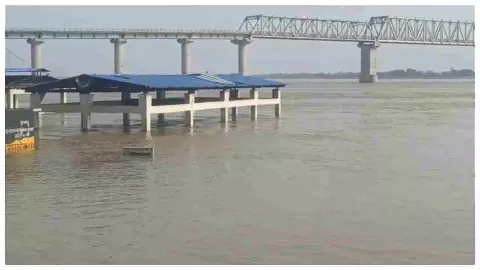 Chandauli News: गंगा का रौद्र रूप बना ग्रामीणों के लिए मुसीबत,48 घंटे में रिकॉर्ड तोड़ बढ़ोत्तरी Chandauli News: गंगा का रौद्र रूप बना ग्रामीणों के लिए मुसीबत,48 घंटे में रिकॉर्ड तोड़ बढ़ोत्तरी