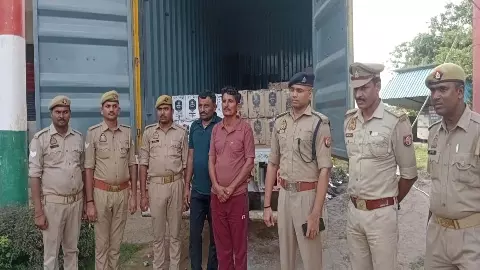 Two interstate smugglers arrested with 2154 liters of illegal English liquor, secret box in container Two interstate smugglers arrested with 2154 liters of illegal English liquor, secret box in container
