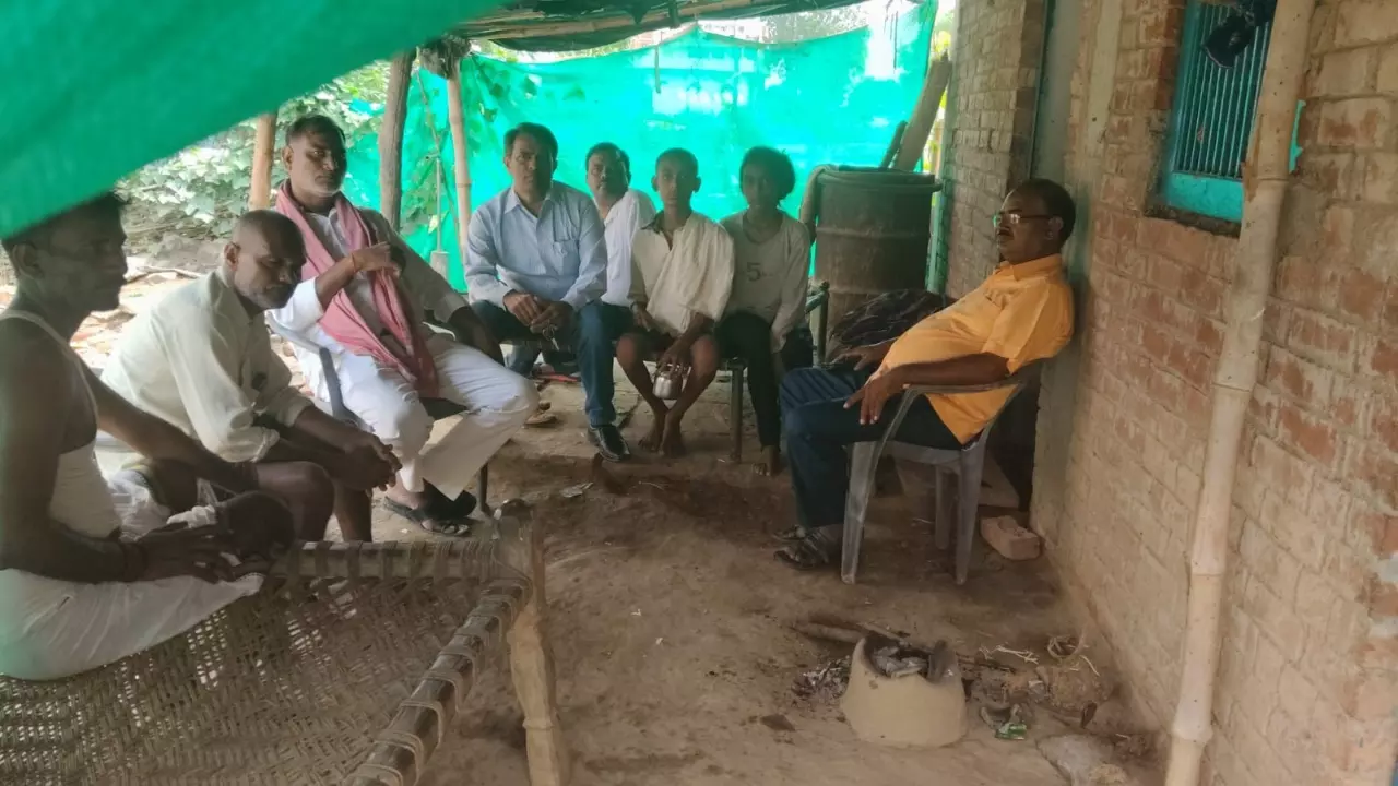 Chandauli News: दिवंगत शिक्षामित्र के परिवार से मिले अधिवक्ता राम जियावन सिंह, बच्चों की शिक्षा में सहयोग का दिया आश्वासन
