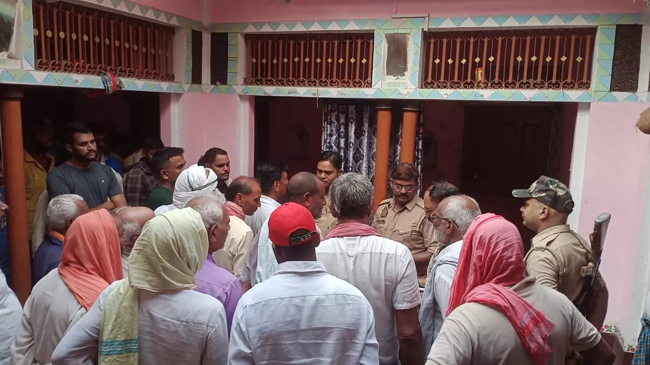 Chandauli News: पूर्व जिला पंचायत सदस्य के बेटे ने खुद को मारी गोली, पारिवारिक विवाद बना वजह