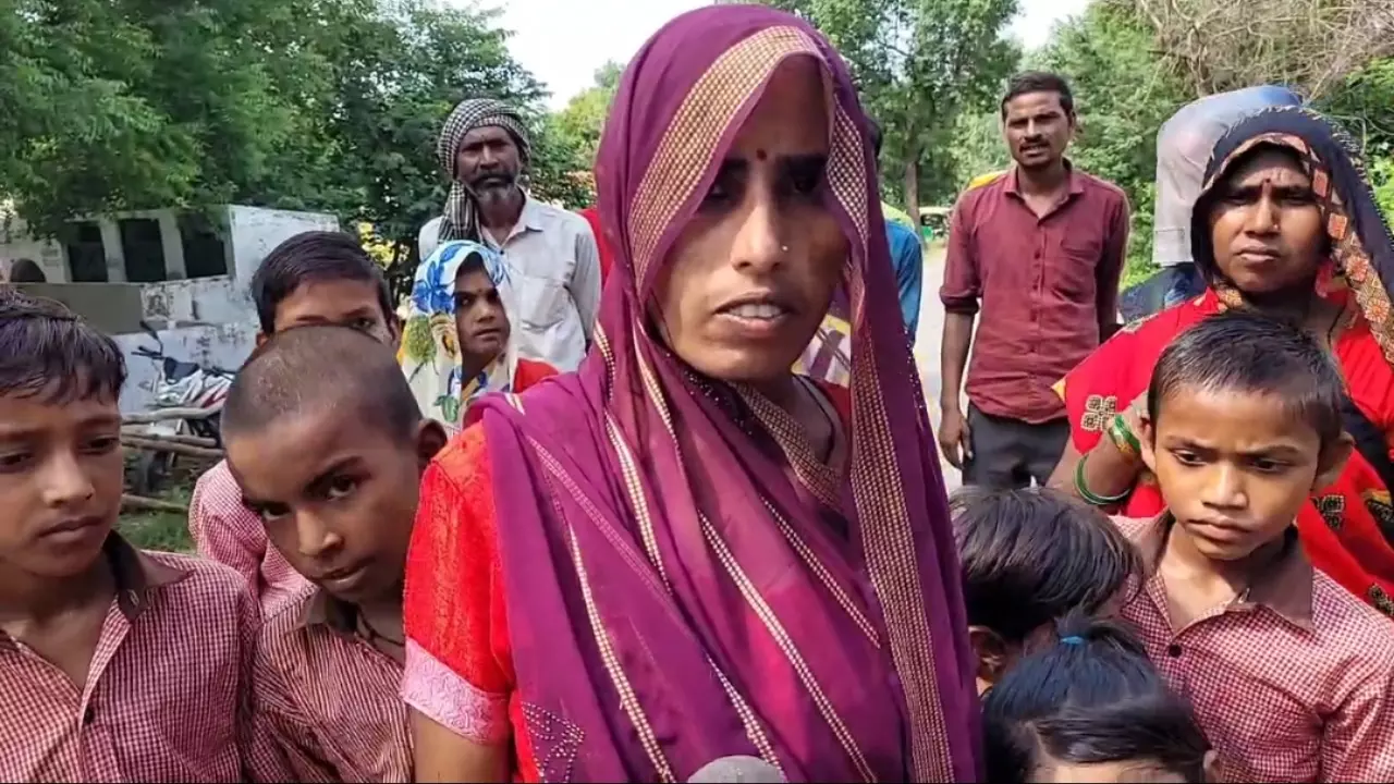 Kanpur News: विद्यालय विलय के खिलाफ ग्रामीणों का विरोध, रोड जाम कर सरकार से स्कूल दोबारा खोलने की मांग