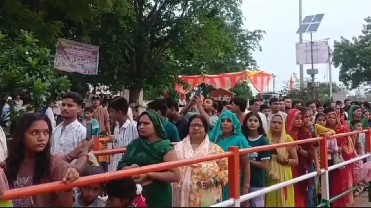 Auraiya News: सावन के दूसरे सोमवार पर देवकली मंदिर में उमड़ा आस्था का सैलाब