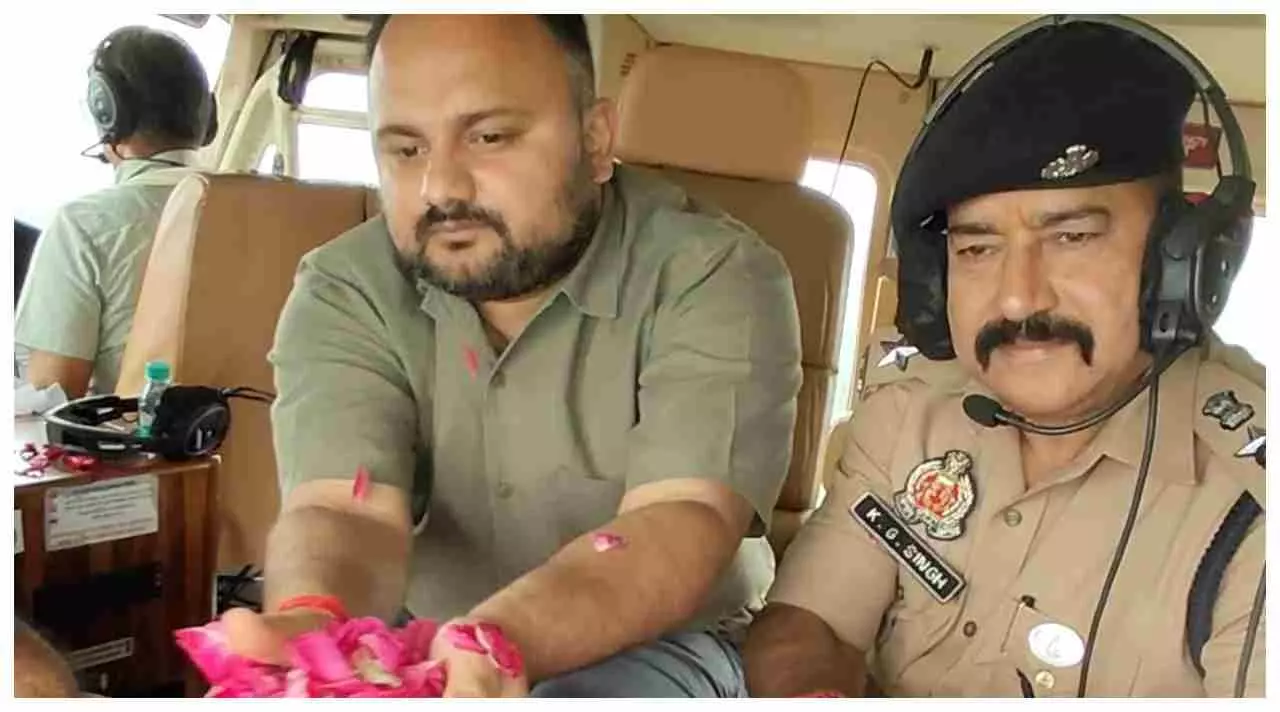 Hapur News: हापुड़ में कांवड़ियों पर हेलीकॉप्टर से पुष्पवर्षा, श्रद्धालु बोले— पहली बार प्रशासन से ऐसा अपनापन मिला