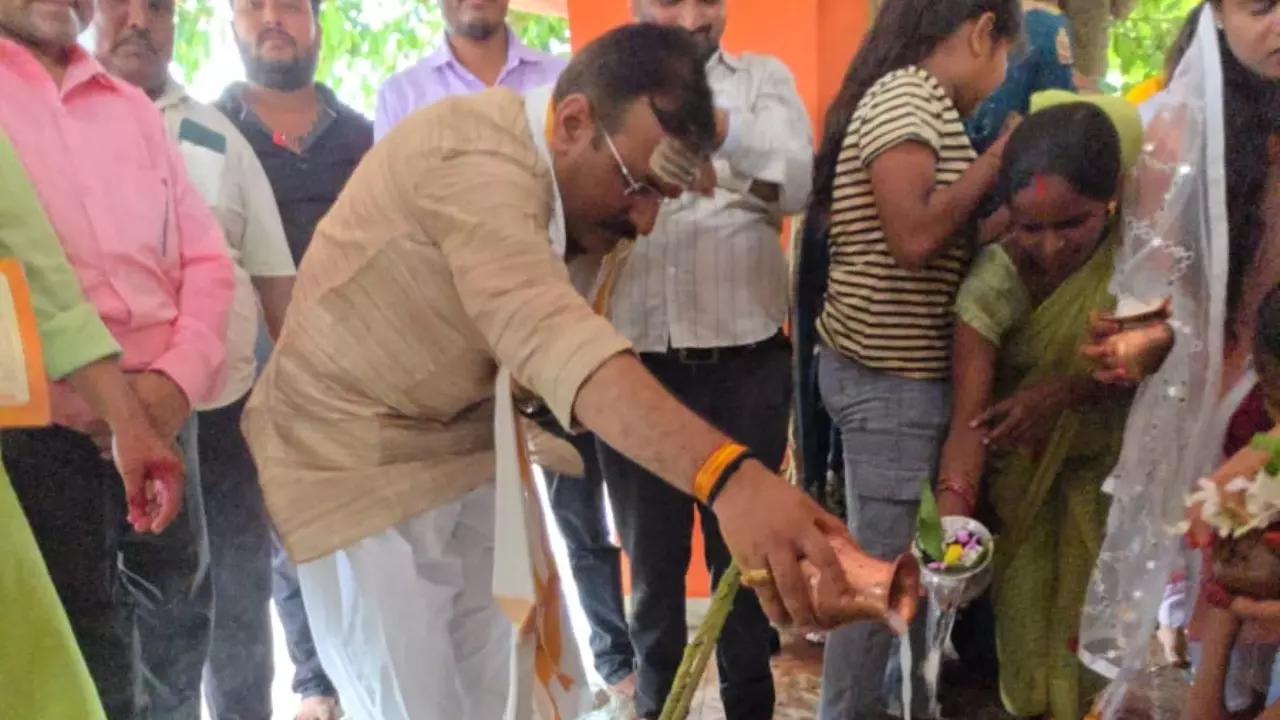 Siddharthnagar News:  श्रावण मास में पूर्व मंत्री डॉ. सतीश द्विवेदी ने बऊरहवा बाबा मंदिर में किया जलाभिषेक, क्षेत्र की खुशहाली की कामना