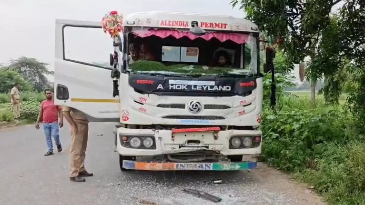 Kannauj News: बच्चों को ले जा रही स्कूली वैन को डम्पर ने मारी टक्कर, 13 बच्चे घायल