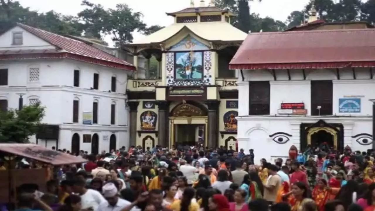 Pashupatinath temple: सावन में पशुपतिनाथ मंदिर में उमड़ी श्रद्धालुओं की भीड़