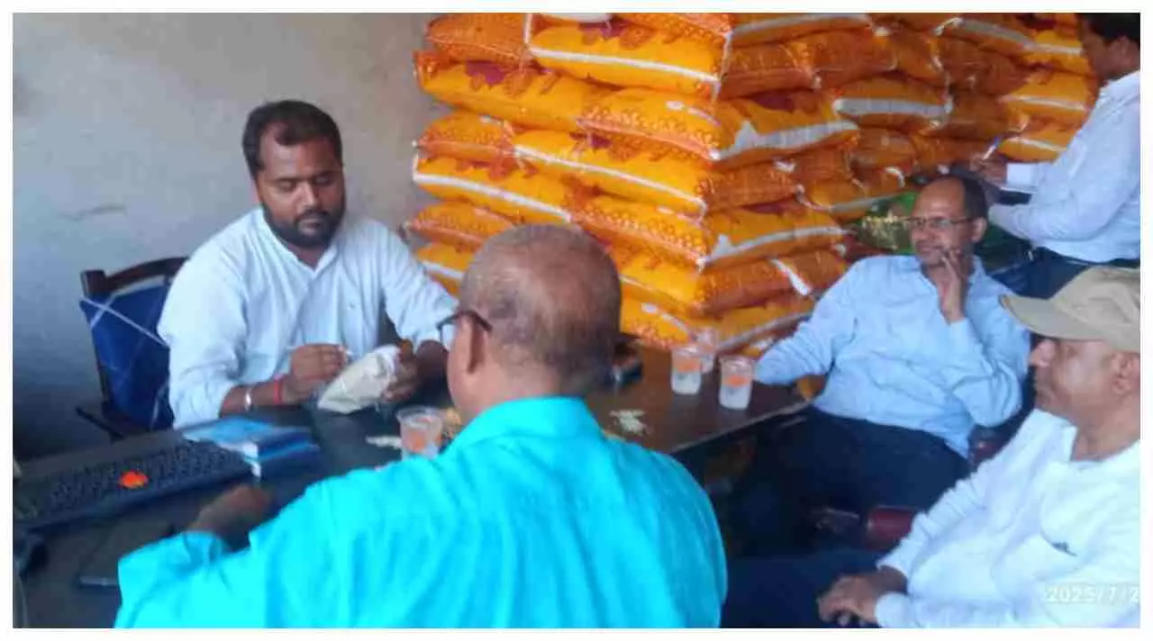 Siddharthnaga News: सिद्धार्थनगर में खाद्य सुरक्षा विभाग की छापेमारी, 11 खाद्य नमूनों को जांच के लिए भेजा गया