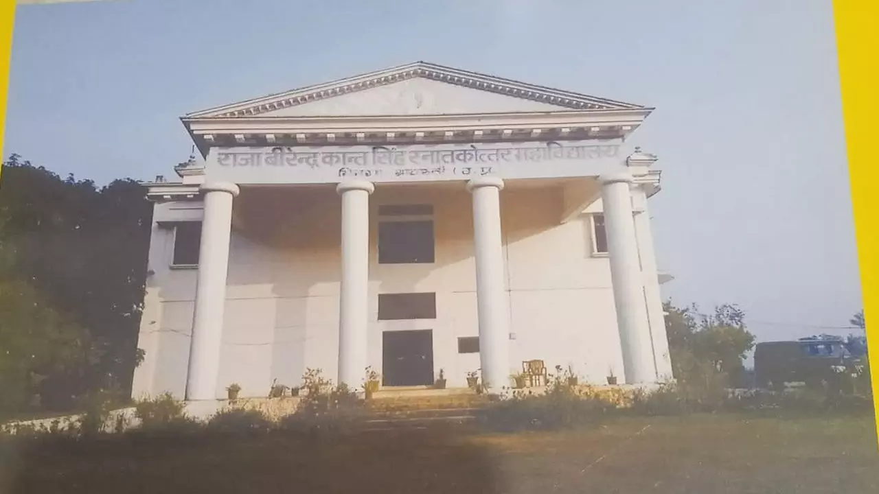 Shravasti News: राजा वीरेंद्र कांत सिंह महाविद्यालय में स्मार्टफोन वितरण, छात्रों को पढ़ाई में उपयोग का मंत्र