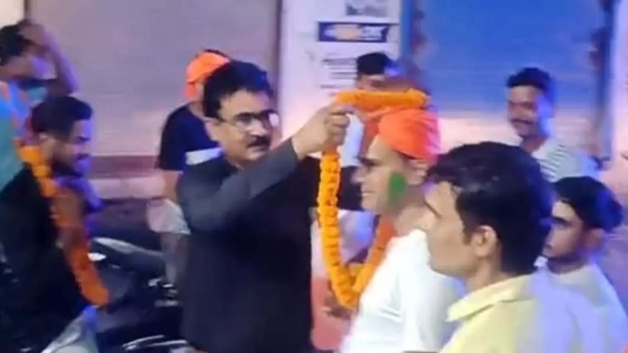 Example of communal unity in Mirgunj, Bareilly: Muslims welcome Kanvars with flowers