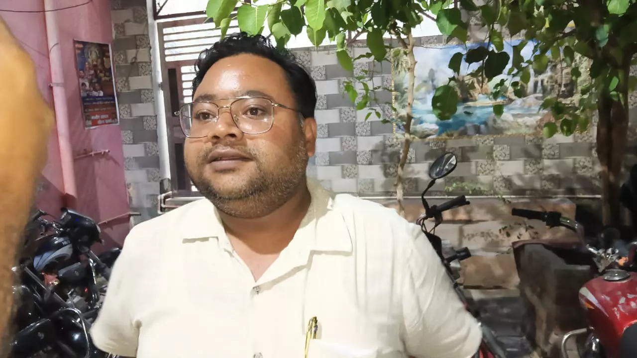 Hapur News: नकली पुलिसकर्मी बनकर दी लिफ्ट, फैक्ट्री के कर्मचारी से लूटे नौ लाख रुपये