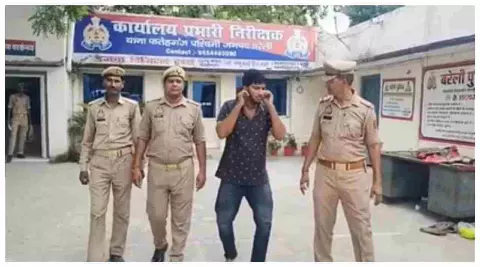 Bareilly News: थाने के अंदर रील बनाने वाले आरोपी का वीडियो आया सामने, बोला - अब नहीं करूंगा ऐसी गलती दोबारा Bareilly News: थाने के अंदर रील बनाने वाले आरोपी का वीडियो आया सामने, बोला - अब नहीं करूंगा ऐसी गलती दोबारा