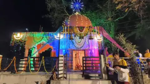 Crowd of devotees at Shivalayas on second Monday of Sawan in Hamirpur, special enthusiasm at Sangameshwar Temple Crowd of devotees at Shivalayas on second Monday of Sawan in Hamirpur, special enthusiasm at Sangameshwar Temple