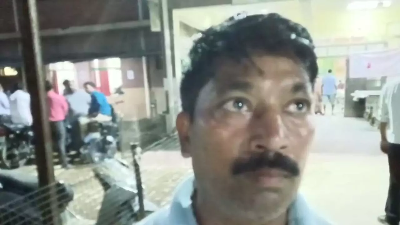 Pratapgarh News: तेज रफ्तार बाइक हादसे में युवक की मौत, एंबुलेंस देरी बनी कारण