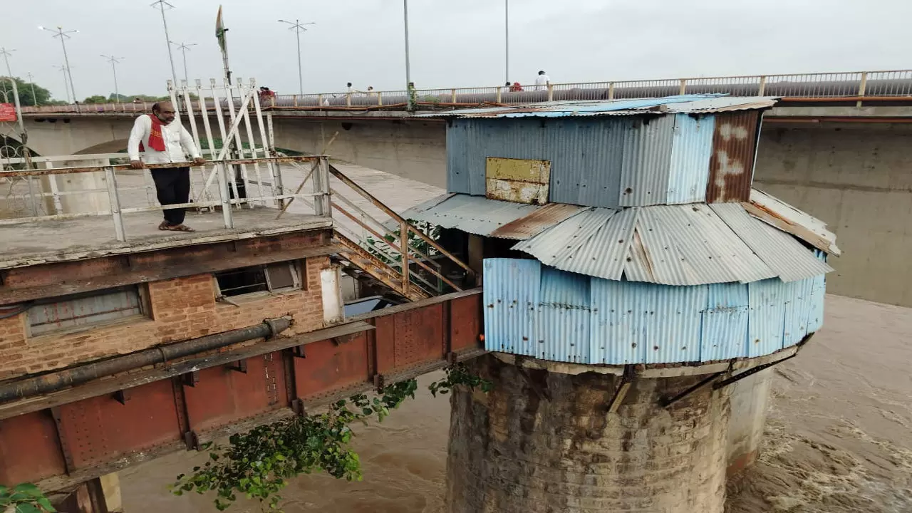 Banda News: रेलवे पंप हाउस की अंधेरगर्दी, प्राइवेट आदमी चला रहा पंपहाउस